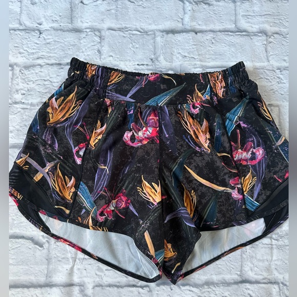 Lululemon Hotty Hot Low-Rise Lined Short 4” Size 6 - Picture 6 of 13